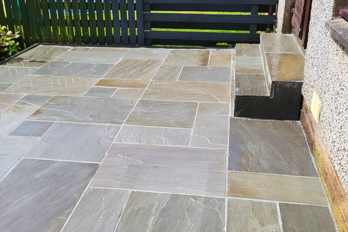 Garden paved with natural crazy slabs